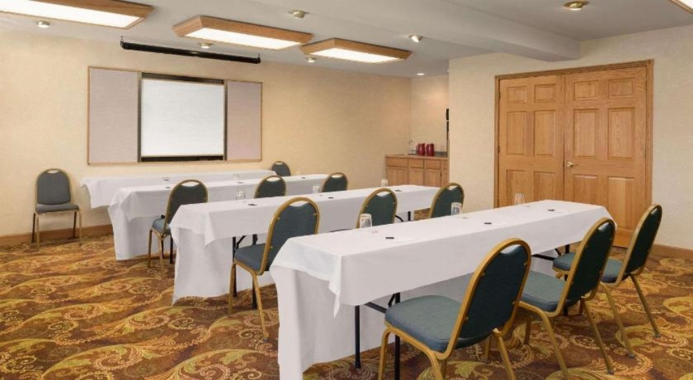 Country Inn & Suites by Radisson, Milwaukee Airport, WI Image 30